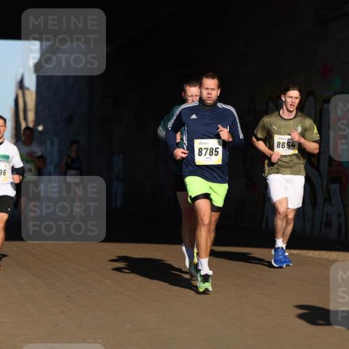 06.10.2024 - 19. swb-Marathon Bremen Michael Strokosch http://msf.ph/oto/7344341 06.10.2024 10:12:32 Laufen 7196, 8785, 8654 meine-sportfotos.de