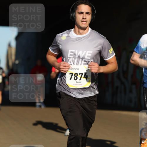 06.10.2024 - 19. swb-Marathon Bremen Michael Strokosch http://msf.ph/oto/7344532 06.10.2024 10:13:17 Laufen 7874, 18, 7826 meine-sportfotos.de