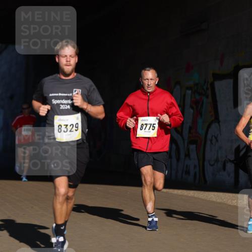 06.10.2024 - 19. swb-Marathon Bremen Michael Strokosch http://msf.ph/oto/7344544 06.10.2024 10:13:21 Laufen 8329, 8775, 1433, 2024 meine-sportfotos.de