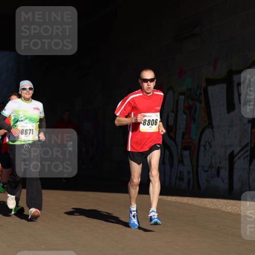 06.10.2024 - 19. swb-Marathon Bremen Michael Strokosch http://msf.ph/oto/7344563 06.10.2024 10:13:25 Laufen 8814, 8671, 8806 meine-sportfotos.de