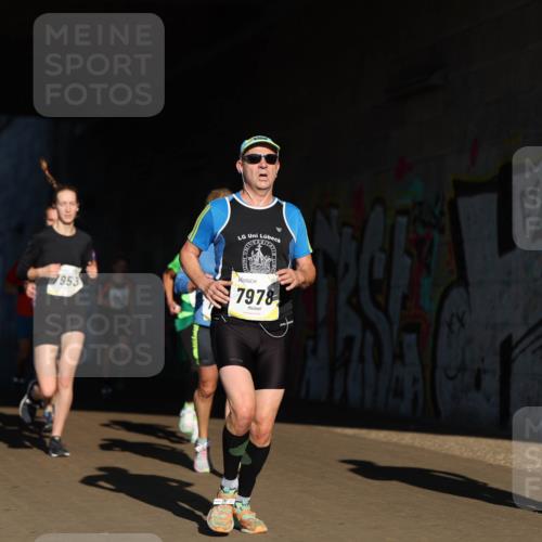 06.10.2024 - 19. swb-Marathon Bremen Michael Strokosch http://msf.ph/oto/7344590 06.10.2024 10:13:31 Laufen 8749, 1953, 7978 meine-sportfotos.de