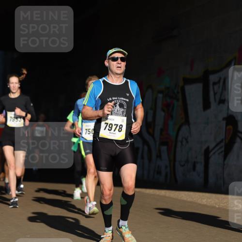 06.10.2024 - 19. swb-Marathon Bremen Michael Strokosch http://msf.ph/oto/7344592 06.10.2024 10:13:32 Laufen 8749, 7953, 750, 7978 meine-sportfotos.de