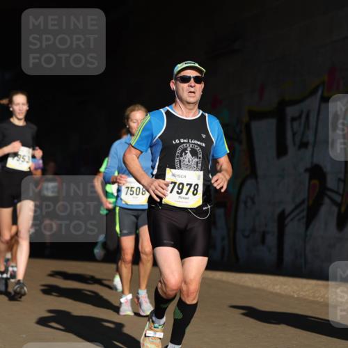 06.10.2024 - 19. swb-Marathon Bremen Michael Strokosch http://msf.ph/oto/7344594 06.10.2024 10:13:32 Laufen 7953, 7508, 7978 meine-sportfotos.de