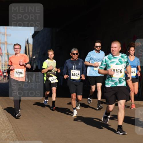 06.10.2024 - 19. swb-Marathon Bremen Michael Strokosch http://msf.ph/oto/7344635 06.10.2024 10:13:44 Laufen 7294, 8150, 26, 8652, 8517, 7720 meine-sportfotos.de