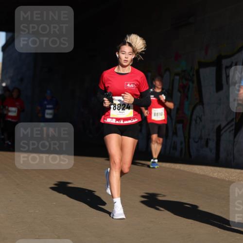 06.10.2024 - 19. swb-Marathon Bremen Michael Strokosch http://msf.ph/oto/7344663 06.10.2024 10:13:54 Laufen 8824, 8810, 7403 meine-sportfotos.de