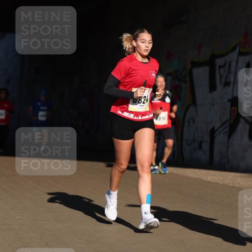 06.10.2024 - 19. swb-Marathon Bremen Michael Strokosch http://msf.ph/oto/7344664 06.10.2024 10:13:54 Laufen 8824 meine-sportfotos.de