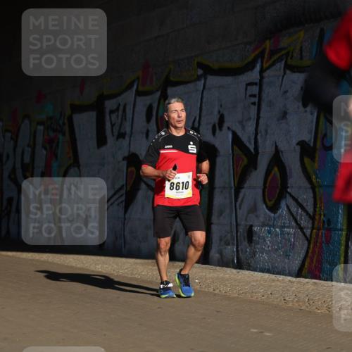 06.10.2024 - 19. swb-Marathon Bremen Michael Strokosch http://msf.ph/oto/7344667 06.10.2024 10:13:56 Laufen 9000, 8610, 882 meine-sportfotos.de