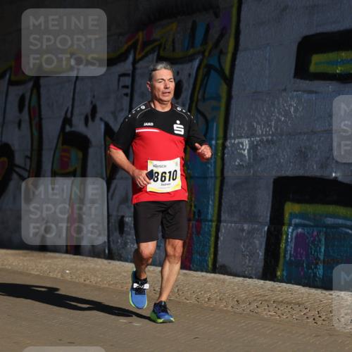 06.10.2024 - 19. swb-Marathon Bremen Michael Strokosch http://msf.ph/oto/7344670 06.10.2024 10:13:57 Laufen 8610 meine-sportfotos.de