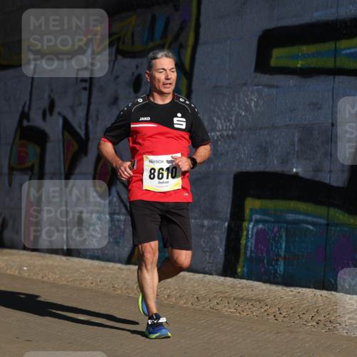 06.10.2024 - 19. swb-Marathon Bremen Michael Strokosch http://msf.ph/oto/7344672 06.10.2024 10:13:57 Laufen 8610 meine-sportfotos.de