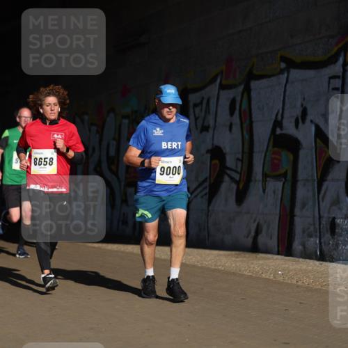 06.10.2024 - 19. swb-Marathon Bremen Michael Strokosch http://msf.ph/oto/7344677 06.10.2024 10:13:58 Laufen 9084, 8658, 9000 meine-sportfotos.de