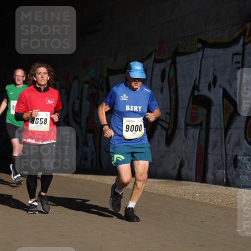 06.10.2024 - 19. swb-Marathon Bremen Michael Strokosch http://msf.ph/oto/7344679 06.10.2024 10:13:59 Laufen 9084, 8658, 9000 meine-sportfotos.de