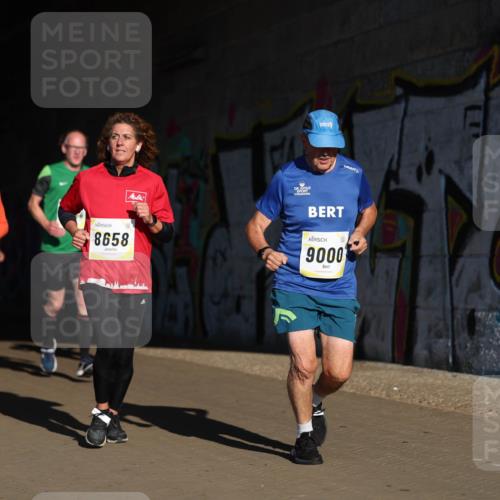 06.10.2024 - 19. swb-Marathon Bremen Michael Strokosch http://msf.ph/oto/7344681 06.10.2024 10:13:59 Laufen 9084, 8658, 9000 meine-sportfotos.de