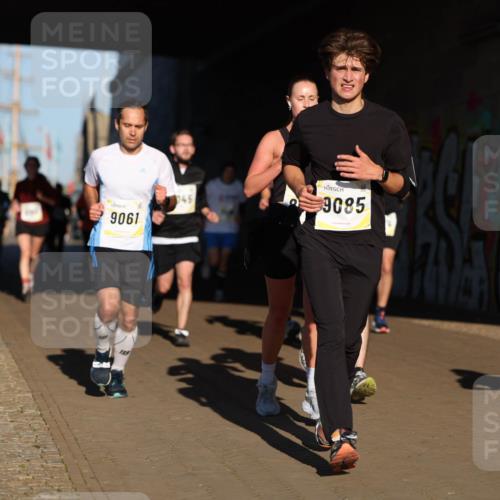 06.10.2024 - 19. swb-Marathon Bremen Michael Strokosch http://msf.ph/oto/7344715 06.10.2024 10:14:13 Laufen 9061, 9085 meine-sportfotos.de
