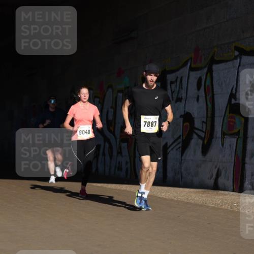 06.10.2024 - 19. swb-Marathon Bremen Michael Strokosch http://msf.ph/oto/7344804 06.10.2024 10:14:32 Laufen 8645, 9040, 7887 meine-sportfotos.de