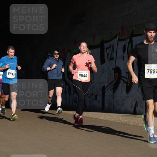 06.10.2024 - 19. swb-Marathon Bremen Michael Strokosch http://msf.ph/oto/7344808 06.10.2024 10:14:33 Laufen 877, 8645, 9040, 7887 meine-sportfotos.de