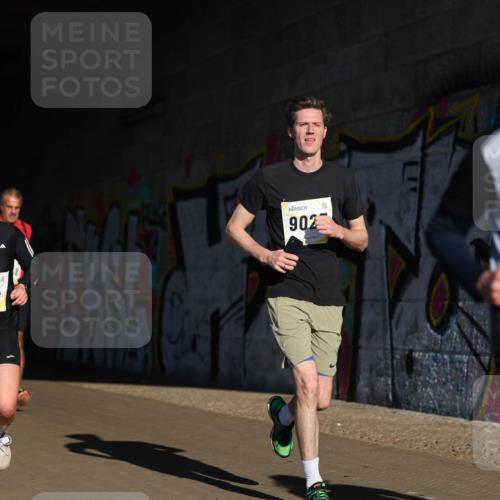 06.10.2024 - 19. swb-Marathon Bremen Michael Strokosch http://msf.ph/oto/7344962 06.10.2024 10:15:20 Laufen 7184, 902, 7825 meine-sportfotos.de