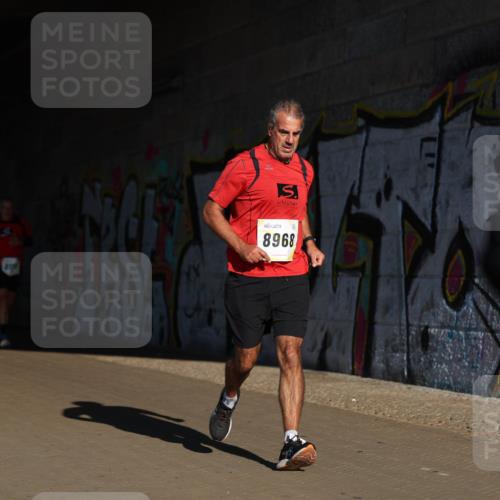 06.10.2024 - 19. swb-Marathon Bremen Michael Strokosch http://msf.ph/oto/7344969 06.10.2024 10:15:22 Laufen 800, 8968 meine-sportfotos.de
