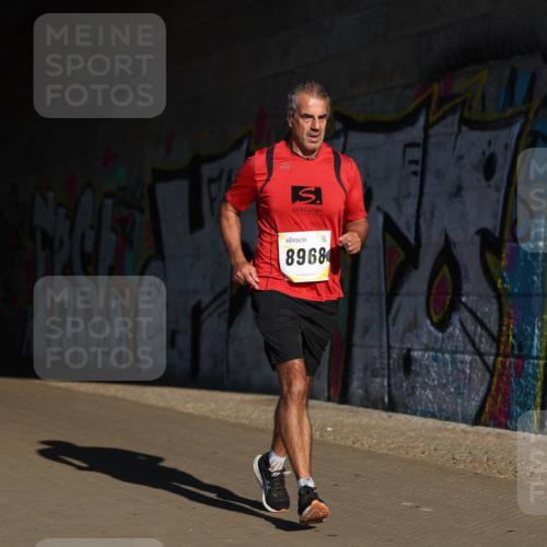06.10.2024 - 19. swb-Marathon Bremen Michael Strokosch http://msf.ph/oto/7344971 06.10.2024 10:15:22 Laufen 8001, 8968 meine-sportfotos.de
