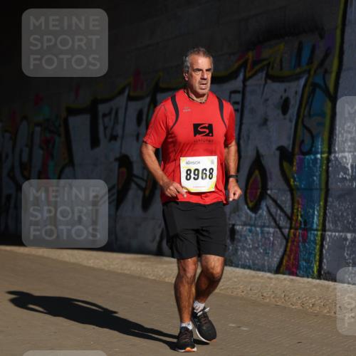 06.10.2024 - 19. swb-Marathon Bremen Michael Strokosch http://msf.ph/oto/7344973 06.10.2024 10:15:23 Laufen 8001, 8968 meine-sportfotos.de