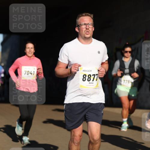 06.10.2024 - 19. swb-Marathon Bremen Michael Strokosch http://msf.ph/oto/7345071 06.10.2024 10:15:49 Laufen 7041, 8877, 778 meine-sportfotos.de