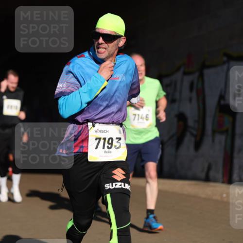 06.10.2024 - 19. swb-Marathon Bremen Michael Strokosch http://msf.ph/oto/7345086 06.10.2024 10:15:53 Laufen 7193, 7146 meine-sportfotos.de