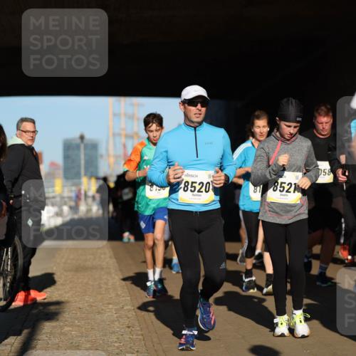 06.10.2024 - 19. swb-Marathon Bremen Michael Strokosch http://msf.ph/oto/7345212 06.10.2024 10:16:27 Laufen 8520, 8521, 058, 110, 7 meine-sportfotos.de