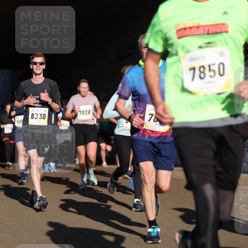 06.10.2024 - 19. swb-Marathon Bremen Michael Strokosch http://msf.ph/oto/7345364 06.10.2024 10:16:57 Laufen 880, 024, 8330, 7432, 7698, 78, 7850 meine-sportfotos.de