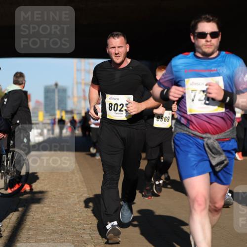 06.10.2024 - 19. swb-Marathon Bremen Michael Strokosch http://msf.ph/oto/7345384 06.10.2024 10:17:02 Laufen 8023, 8869, 2006, 7 meine-sportfotos.de