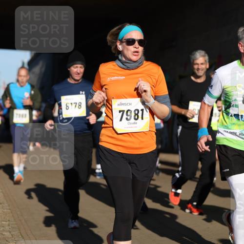 06.10.2024 - 19. swb-Marathon Bremen Michael Strokosch http://msf.ph/oto/7345993 06.10.2024 10:19:10 Laufen 8178, 7981, 8006 meine-sportfotos.de