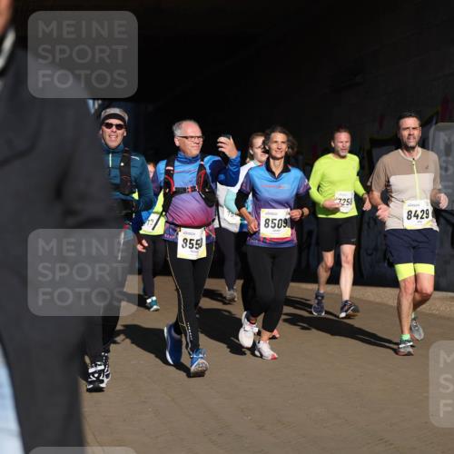 06.10.2024 - 19. swb-Marathon Bremen Michael Strokosch http://msf.ph/oto/7346011 06.10.2024 10:19:15 Laufen 8550, 15, 8509, 7258, 8429 meine-sportfotos.de