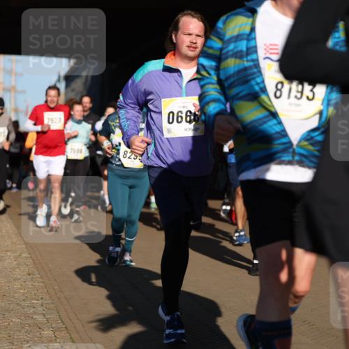 06.10.2024 - 19. swb-Marathon Bremen Michael Strokosch http://msf.ph/oto/7346475 06.10.2024 10:20:54 Laufen 7713, 7527, 7508, 8295, 68, 0666, 8193, 8 meine-sportfotos.de