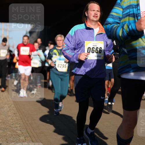 06.10.2024 - 19. swb-Marathon Bremen Michael Strokosch http://msf.ph/oto/7346477 06.10.2024 10:20:54 Laufen 8295, 10, 0666, 8193 meine-sportfotos.de