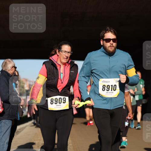 06.10.2024 - 19. swb-Marathon Bremen Michael Strokosch http://msf.ph/oto/7347188 06.10.2024 10:23:23 Laufen 8909, 8910 meine-sportfotos.de