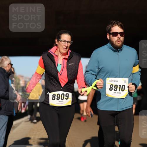 06.10.2024 - 19. swb-Marathon Bremen Michael Strokosch http://msf.ph/oto/7347190 06.10.2024 10:23:24 Laufen 8909, 8910 meine-sportfotos.de