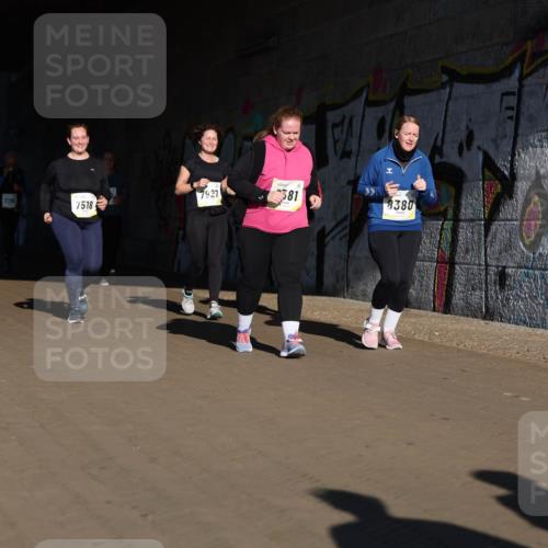 06.10.2024 - 19. swb-Marathon Bremen Michael Strokosch http://msf.ph/oto/7347745 06.10.2024 10:26:21 Laufen 7927, 381, 8380, 7315, 7518 meine-sportfotos.de
