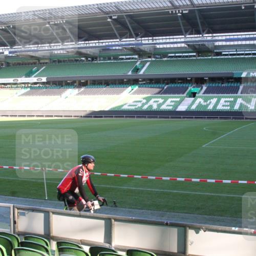 06.10.2024 - 19. swb-Marathon Bremen Yannick Fuchs http://msf.ph/oto/7348711 06.10.2024 10:14:22 Laufen im Stadion 8667 meine-sportfotos.de