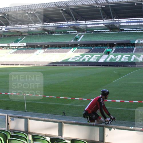 06.10.2024 - 19. swb-Marathon Bremen Yannick Fuchs http://msf.ph/oto/7348717 06.10.2024 10:14:22 Laufen im Stadion 8667 meine-sportfotos.de