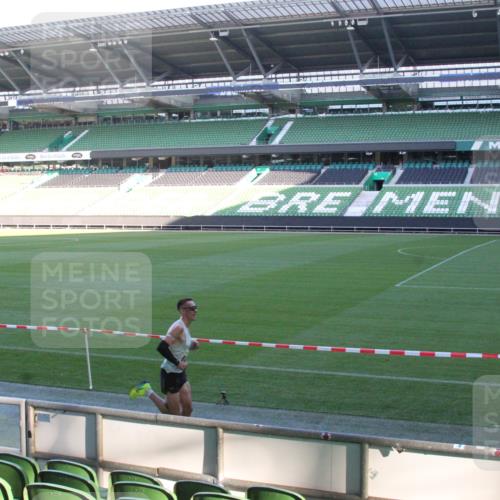 06.10.2024 - 19. swb-Marathon Bremen Yannick Fuchs http://msf.ph/oto/7348721 06.10.2024 10:14:25 Laufen im Stadion 8667 meine-sportfotos.de