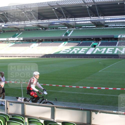 06.10.2024 - 19. swb-Marathon Bremen Yannick Fuchs http://msf.ph/oto/7348732 06.10.2024 10:14:33 Laufen im Stadion 41, 8667 meine-sportfotos.de