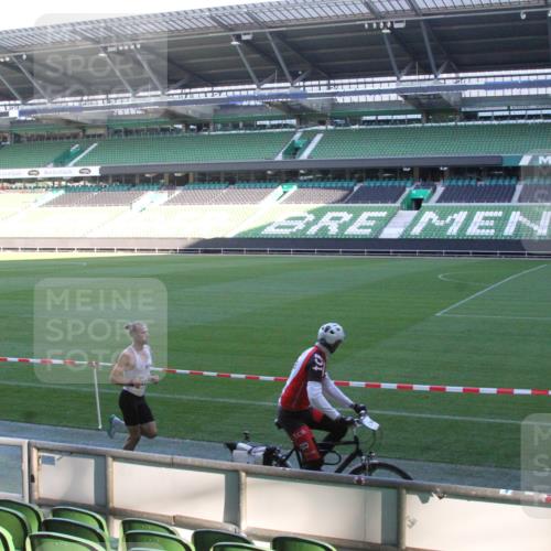 06.10.2024 - 19. swb-Marathon Bremen Yannick Fuchs http://msf.ph/oto/7348738 06.10.2024 10:14:33 Laufen im Stadion 41, 8667 meine-sportfotos.de