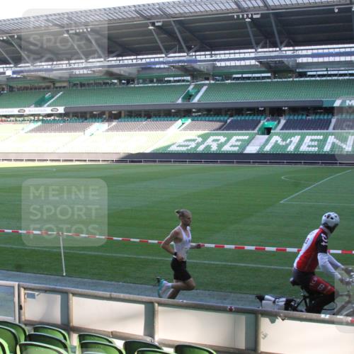 06.10.2024 - 19. swb-Marathon Bremen Yannick Fuchs http://msf.ph/oto/7348749 06.10.2024 10:14:33 Laufen im Stadion 41, 8667 meine-sportfotos.de