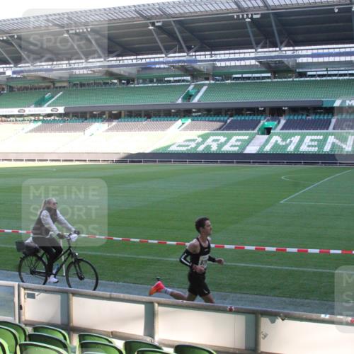 06.10.2024 - 19. swb-Marathon Bremen Yannick Fuchs http://msf.ph/oto/7348753 06.10.2024 10:14:49 Laufen im Stadion 41, 8350, 8667 meine-sportfotos.de