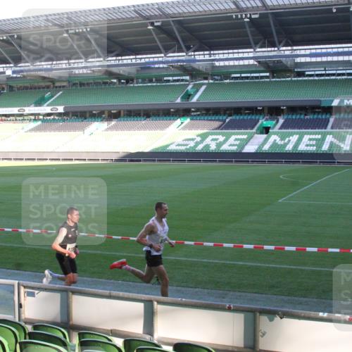 06.10.2024 - 19. swb-Marathon Bremen Yannick Fuchs http://msf.ph/oto/7348769 06.10.2024 10:14:56 Laufen im Stadion 41, 8350, 8395, 8396, 8667 meine-sportfotos.de