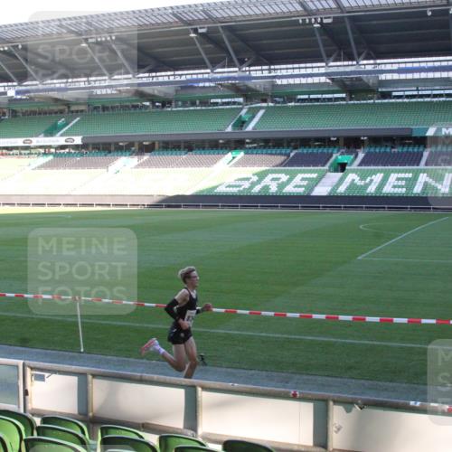 06.10.2024 - 19. swb-Marathon Bremen Yannick Fuchs http://msf.ph/oto/7348798 06.10.2024 10:15:29 Laufen im Stadion 41, 8349, 8350, 8395, 8396 meine-sportfotos.de