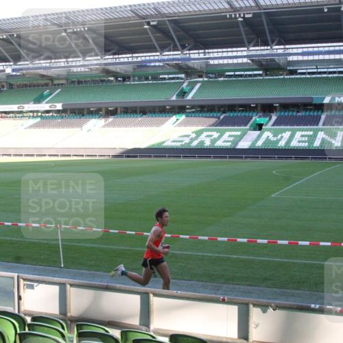 06.10.2024 - 19. swb-Marathon Bremen Yannick Fuchs http://msf.ph/oto/7348804 06.10.2024 10:15:45 Laufen im Stadion 8349, 8395, 8396, 9125 meine-sportfotos.de