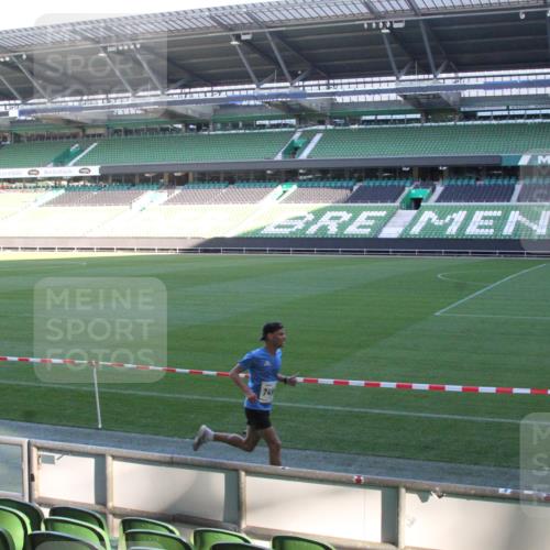 06.10.2024 - 19. swb-Marathon Bremen Yannick Fuchs http://msf.ph/oto/7348806 06.10.2024 10:16:24 Laufen im Stadion 7498, 8349, 9125 meine-sportfotos.de