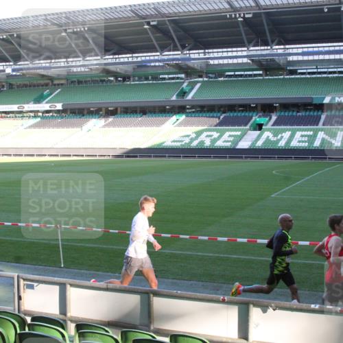 06.10.2024 - 19. swb-Marathon Bremen Yannick Fuchs http://msf.ph/oto/7348832 06.10.2024 10:16:48 Laufen im Stadion 44, 51, 7498, 8080, 8211, 8559, 8600 meine-sportfotos.de
