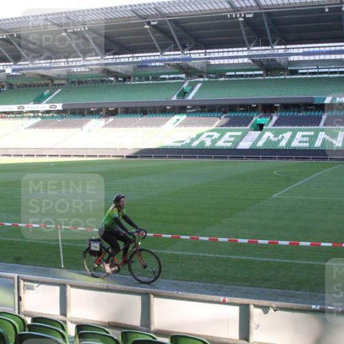 06.10.2024 - 19. swb-Marathon Bremen Yannick Fuchs http://msf.ph/oto/7348991 06.10.2024 10:20:49 Laufen im Stadion 7098, 7719, 8681, 8791, 8955, 9105 meine-sportfotos.de