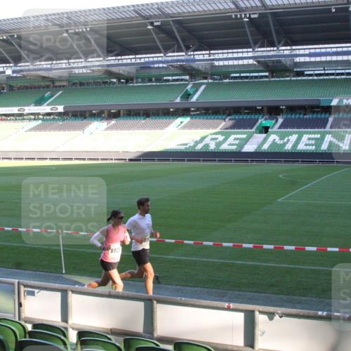 06.10.2024 - 19. swb-Marathon Bremen Yannick Fuchs http://msf.ph/oto/7349010 06.10.2024 10:20:59 Laufen im Stadion 7230, 7719, 8397, 8657, 8681, 8825, 8948, 8955, 9105 meine-sportfotos.de