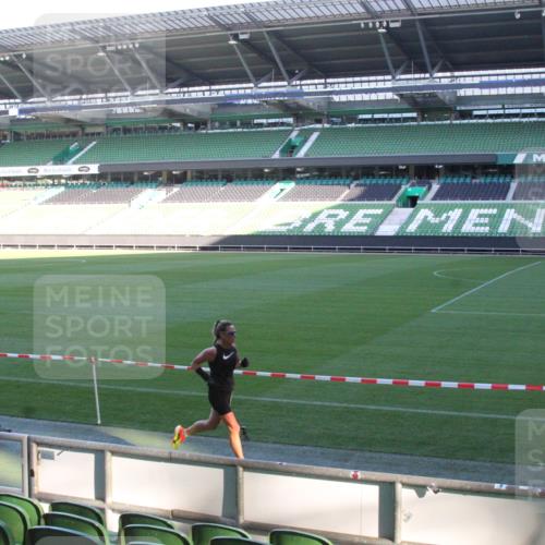 06.10.2024 - 19. swb-Marathon Bremen Yannick Fuchs http://msf.ph/oto/7349036 06.10.2024 10:21:11 Laufen im Stadion 7230, 7719, 8093, 8397, 8657, 8825, 8937, 8948, 8955, 9105 meine-sportfotos.de